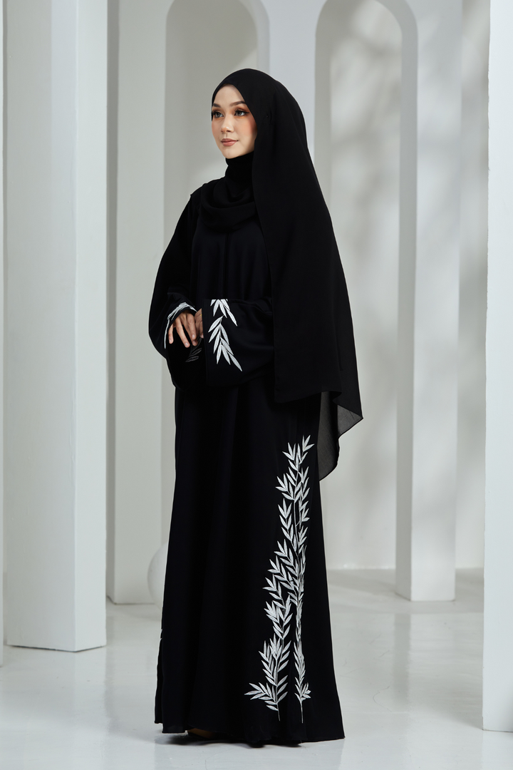 Wahida Abaya in black