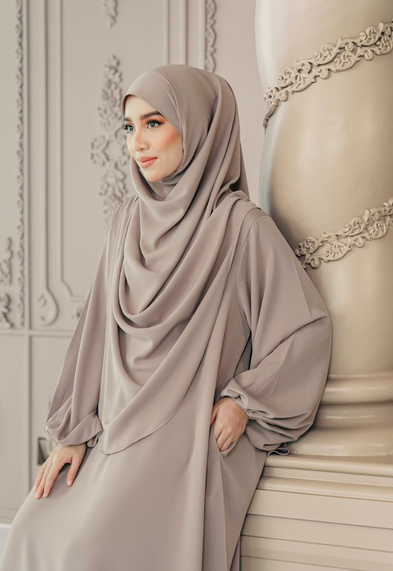 Batch IV : Warda Khimar Set in Taupe