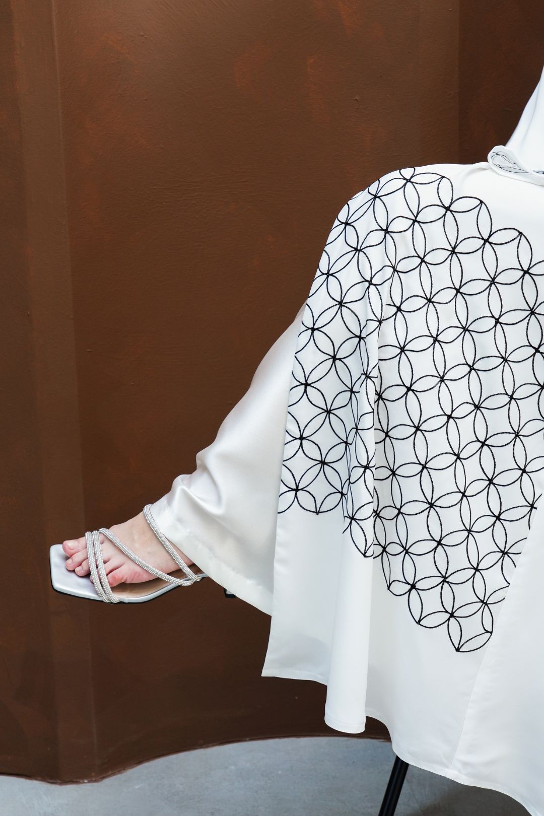 Talila Open Button White Abaya