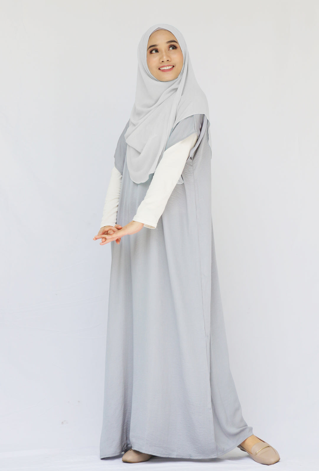 Muslim Modest Hijabi is wearing relaxed shortsleeve crinkle silk inner for abaya in grey.